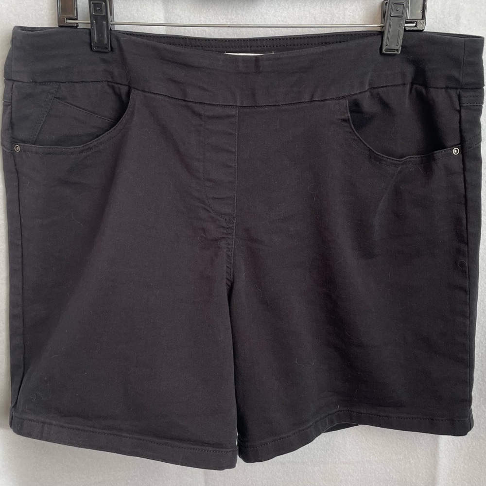 Liz Claiborne Black Stretchy Shorts. Size 16